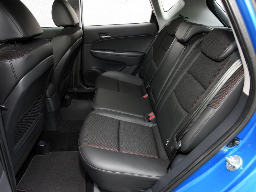 Интерьер Hyundai i30 Blue Drive (FD) 2010 года  (фото 24 из 26)